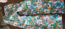 Carica l&#39;immagine nel visualizzatore di Gallery, Articolo vintage. Pantaloni fantasia floreale a zampa di elefante, anni sessanta, taglia XXS, piquet in cotone. 400g.
