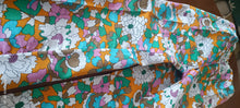 Carica l&#39;immagine nel visualizzatore di Gallery, Articolo vintage. Pantaloni fantasia floreale a zampa di elefante, anni sessanta, taglia XXS, piquet in cotone. 400g.

