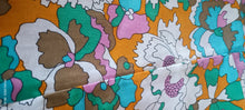 Carica l&#39;immagine nel visualizzatore di Gallery, Articolo vintage. Pantaloni fantasia floreale a zampa di elefante, anni sessanta, taglia XXS, piquet in cotone. 400g.
