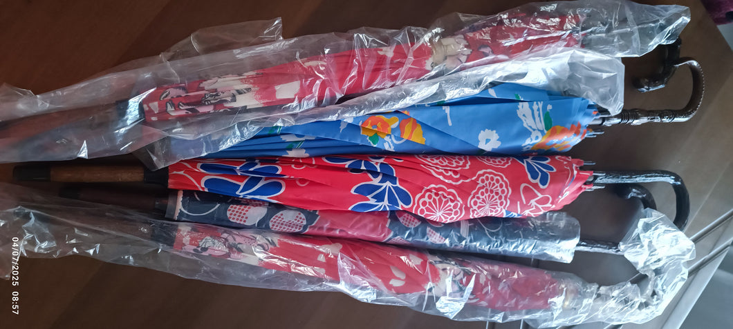 Stock di 25 ombrelli vintage bimbi, diverse fantasie. Può essere utilizzato anche come parasole. 7,5 kg.