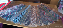 Carica l&#39;immagine nel visualizzatore di Gallery, Per chi ama il vintage. Scatola con 16 cravatte vintage originali, fantasie in foto. 1,5 kg.

