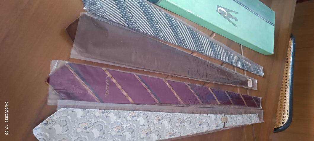 Quattro cravatte vintage per collezionisti. Articoli originali, unici, fantasie in foto(lotto n 3). 300g.