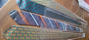 Cravatte vintage(anni cinquanta) di gran classe, per collezionisti. Delicate fantasie in foto(lotto n 4). 300g.