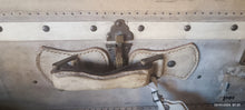 Carica l&#39;immagine nel visualizzatore di Gallery, Articolo Vintage. Valigia di cuoio anni quaranta/cinquanta, misure 44cm x24 cmx 70 cm., chiusure funzionanti, interno molto ben conservato. 7 kg.
