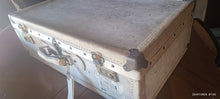Carica l&#39;immagine nel visualizzatore di Gallery, Articolo Vintage. Valigia di cuoio anni quaranta/cinquanta, misure 44cm x24 cmx 70 cm., chiusure funzionanti, interno molto ben conservato. 7 kg.
