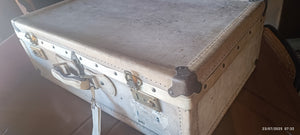 Articolo Vintage. Valigia di cuoio anni quaranta/cinquanta, misure 44cm x24 cmx 70 cm., chiusure funzionanti, interno molto ben conservato. 7 kg.