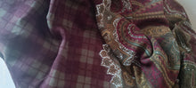 Carica l&#39;immagine nel visualizzatore di Gallery, Foulard in morbido tessuto di lana, stampato a fantasia, cm 135 x cm 135. 300g.
