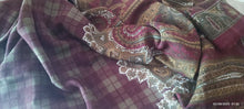 Carica l&#39;immagine nel visualizzatore di Gallery, Foulard in morbido tessuto di lana, stampato a fantasia, cm 135 x cm 135. 300g.
