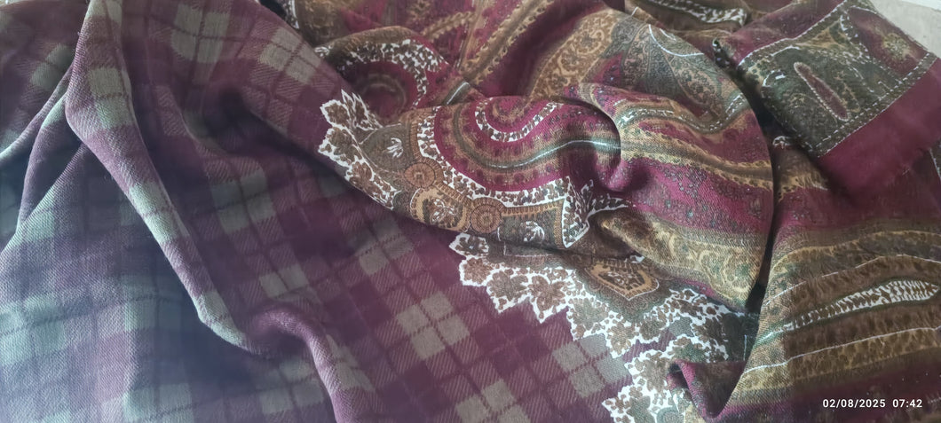 Foulard in morbido tessuto di lana, stampato a fantasia, cm 135 x cm 135. 300g.