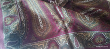 Carica l&#39;immagine nel visualizzatore di Gallery, Foulard in morbido tessuto di lana, stampato a fantasia, cm 135 x cm 135. 300g.
