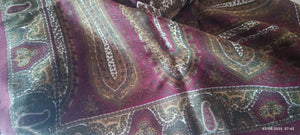 Foulard in morbido tessuto di lana, stampato a fantasia, cm 135 x cm 135. 300g.