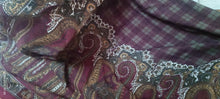 Carica l&#39;immagine nel visualizzatore di Gallery, Foulard in morbido tessuto di lana, stampato a fantasia, cm 135 x cm 135. 300g.
