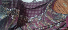 Carica l&#39;immagine nel visualizzatore di Gallery, Foulard in morbido tessuto di lana, stampato a fantasia, cm 135 x cm 135. 300g.
