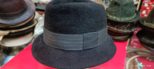 Carica l&#39;immagine nel visualizzatore di Gallery, Elegante cappello della Ditta Cerizza Monza, nero, taglia 58. 250 g.
