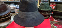 Carica l&#39;immagine nel visualizzatore di Gallery, Elegante cappello della Ditta Cerizza Monza, nero, taglia 58. 250 g.
