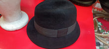 Carica l&#39;immagine nel visualizzatore di Gallery, Elegante cappello della Ditta Cerizza Monza, nero, taglia 58. 250 g.
