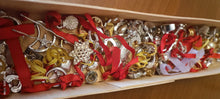 Carica l&#39;immagine nel visualizzatore di Gallery, Stock di bijoux di rodio(anallergico)composto da orecchini spaiati e non, ciondoli, anelli e monili vari anche da assemblare. Tanto materiale per la creatività in scatola vintage. 500 g.
