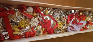 Stock di bijoux di rodio(anallergico)composto da orecchini spaiati e non, ciondoli, anelli e monili vari anche da assemblare. Tanto materiale per la creatività in scatola vintage. 500 g.