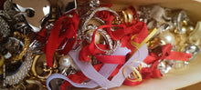 Carica l&#39;immagine nel visualizzatore di Gallery, Stock di bijoux di rodio(anallergico)composto da orecchini spaiati e non, ciondoli, anelli e monili vari anche da assemblare. Tanto materiale per la creatività in scatola vintage. 500 g.

