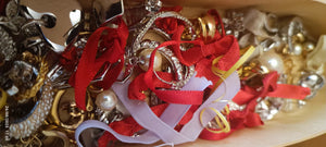 Stock di bijoux di rodio(anallergico)composto da orecchini spaiati e non, ciondoli, anelli e monili vari anche da assemblare. Tanto materiale per la creatività in scatola vintage. 500 g.
