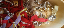 Carica l&#39;immagine nel visualizzatore di Gallery, Stock di bijoux di rodio(anallergico)composto da orecchini spaiati e non, ciondoli, anelli e monili vari anche da assemblare. Tanto materiale per la creatività in scatola vintage. 500 g.
