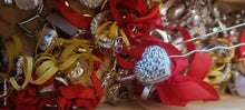Carica l&#39;immagine nel visualizzatore di Gallery, Stock di bijoux di rodio(anallergico)composto da orecchini spaiati e non, ciondoli, anelli e monili vari anche da assemblare. Tanto materiale per la creatività in scatola vintage. 500 g.

