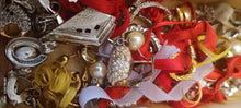 Carica l&#39;immagine nel visualizzatore di Gallery, Stock di bijoux di rodio(anallergico)composto da orecchini spaiati e non, ciondoli, anelli e monili vari anche da assemblare. Tanto materiale per la creatività in scatola vintage. 500 g.
