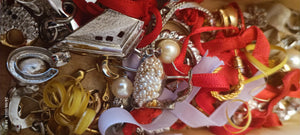 Stock di bijoux di rodio(anallergico)composto da orecchini spaiati e non, ciondoli, anelli e monili vari anche da assemblare. Tanto materiale per la creatività in scatola vintage. 500 g.