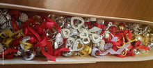 Carica l&#39;immagine nel visualizzatore di Gallery, Stock di bijoux di rodio(anallergico)composto da orecchini spaiati e non, ciondoli, anelli e monili vari anche da assemblare. Tanto materiale per la creatività in scatola vintage. 500 g.
