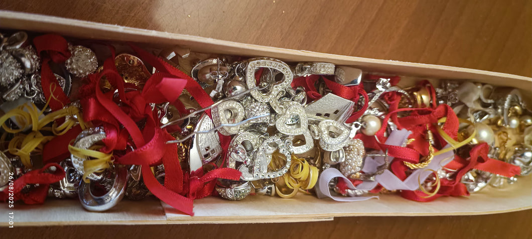 Stock di bijoux di rodio(anallergico)composto da orecchini spaiati e non, ciondoli, anelli e monili vari anche da assemblare. Tanto materiale per la creatività in scatola vintage. 500 g.