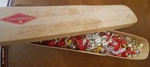 Carica l&#39;immagine nel visualizzatore di Gallery, Stock di bijoux di rodio(anallergico)composto da orecchini spaiati e non, ciondoli, anelli e monili vari anche da assemblare. Tanto materiale per la creatività in scatola vintage. 500 g.

