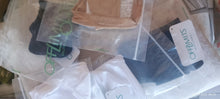 Carica l&#39;immagine nel visualizzatore di Gallery, Mini stock di di intimo donna Off-limits Parah taglia 4 composto da 4 slip( due neri e due bianchi) e un perizoma nudo. 200g.
