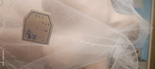 Carica l&#39;immagine nel visualizzatore di Gallery, Vintage. Velo in Tulle, cm120 xcm 120, panna, anni cinquanta. 60 g.
