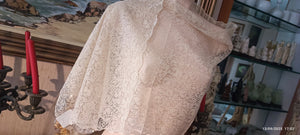 Vintage. Stola in delicata trama in pizzo beige - cipria, cm 50 x cm 150. 200 g.