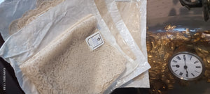 Vintage. Stola in delicata trama in pizzo beige - cipria, cm 50 x cm 150. 200 g.