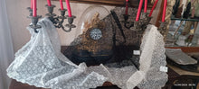 Carica l&#39;immagine nel visualizzatore di Gallery, Vintage. Tre triangoli di pizzo (nero, polvere e cipria) utili come foulard.180g.
