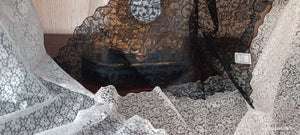 Vintage. Tre triangoli di pizzo (nero, polvere e cipria) utili come foulard.180g.