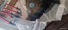 Carica l&#39;immagine nel visualizzatore di Gallery, Vintage. Tre triangoli di pizzo (nero, polvere e cipria) utili come foulard.180g.
