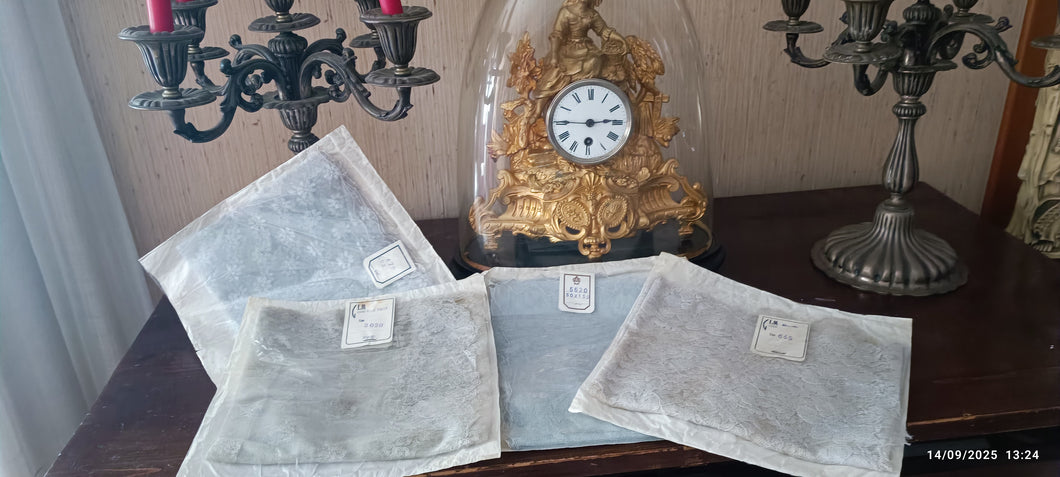 Vintage. Quattro stole di pizzo e tulle, cm 50 x cm 150. Grigio, polvere, cipria. 200 g.