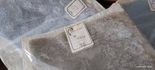 Carica l&#39;immagine nel visualizzatore di Gallery, Vintage. Quattro stole di pizzo e tulle, cm 50 x cm 150. Grigio, polvere, cipria. 200 g.
