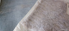 Carica l&#39;immagine nel visualizzatore di Gallery, Vintage. Quattro stole di pizzo e tulle, cm 50 x cm 150. Grigio, polvere, cipria. 200 g.
