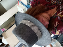 Carica l&#39;immagine nel visualizzatore di Gallery, Cappello vintage a falda, grigio, taglia 56. 200 g.
