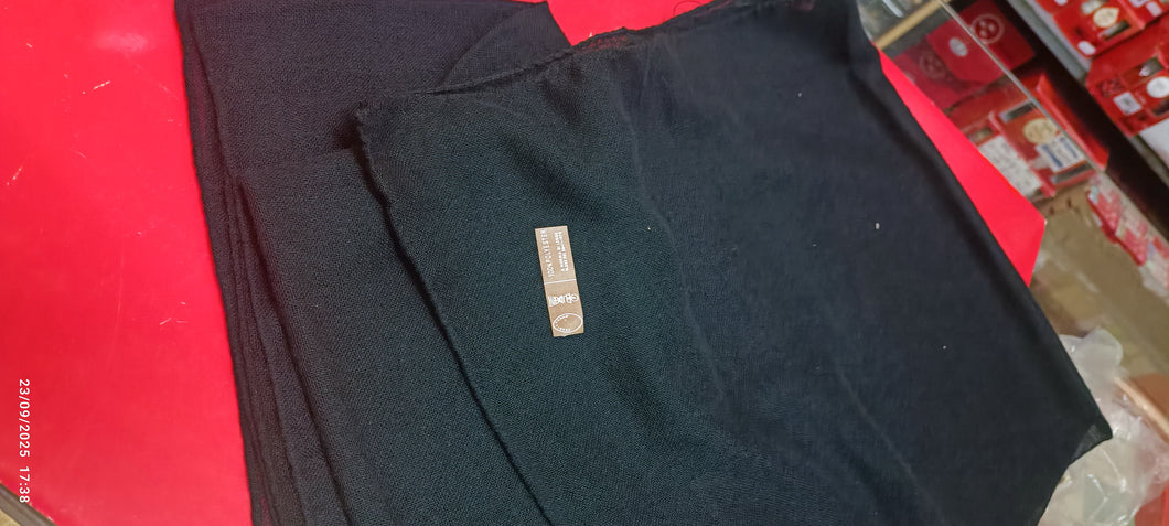Foulard vintage nero in morbidissimo poliestere( al tatto lanetta leggera). 150g.. 100g.