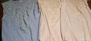 Tre body in maglina Luca Elegante, taglia 5, uno celeste e due panna, non usati. 600g.