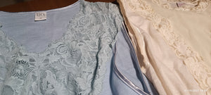 Tre body in maglina Luca Elegante, taglia 5, uno celeste e due panna, non usati. 600g.