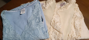 Tre body in maglina Luca Elegante, taglia 5, uno celeste e due panna, non usati. 600g.