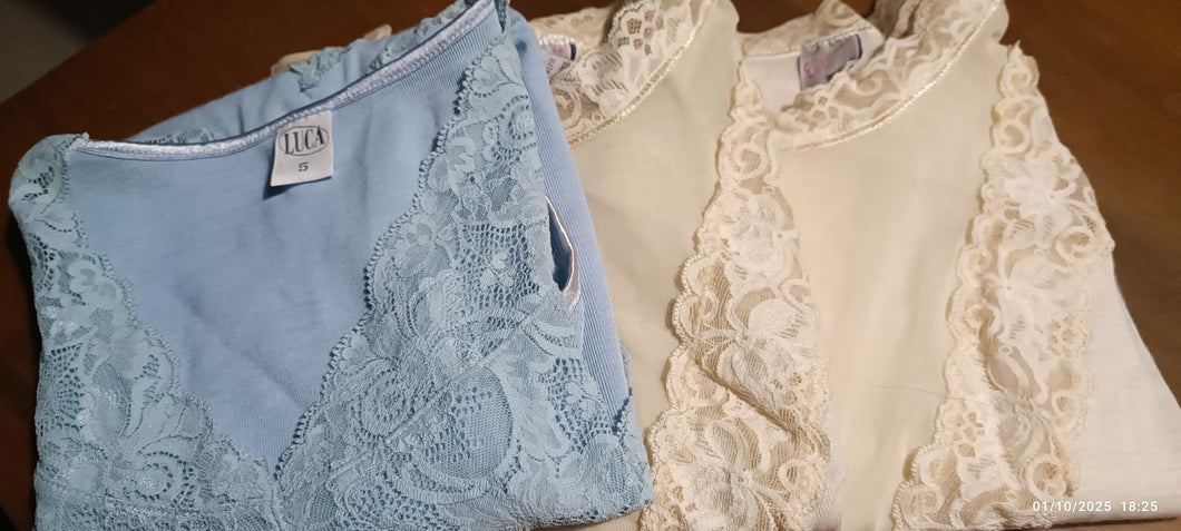 Tre body in maglina Luca Elegante, taglia 5, uno celeste e due panna, non usati. 600g.