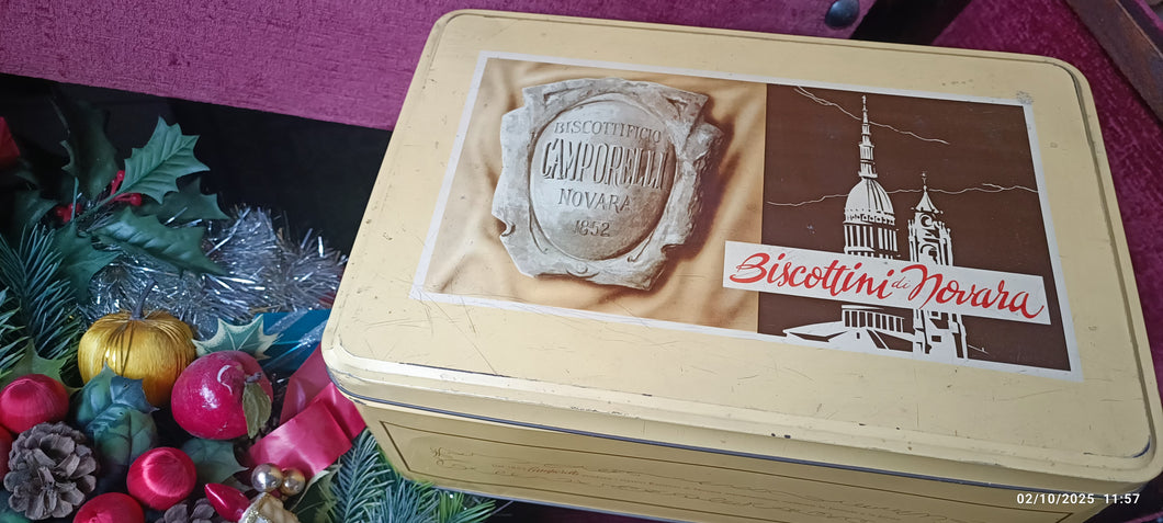Scatola di latta vintage Biscottini di Novara Camporelli. Biscottificio da 1852. Misure 15 x 25 x 35 cm. 600g.