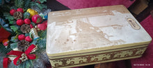 Carica l&#39;immagine nel visualizzatore di Gallery, Scatola di latta vintage Biscotti Bertani di Novara Camporelli. . Misure 40 x 28 x 11 cm. 700g.
