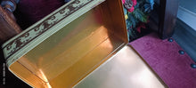 Carica l&#39;immagine nel visualizzatore di Gallery, Scatola di latta vintage Biscotti Bertani di Novara Camporelli. . Misure 40 x 28 x 11 cm. 700g.
